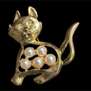 Vintage Gold Tone Cat Brooch With Faux Pearl Accents & Rhinestone Eyes Pin Jewel